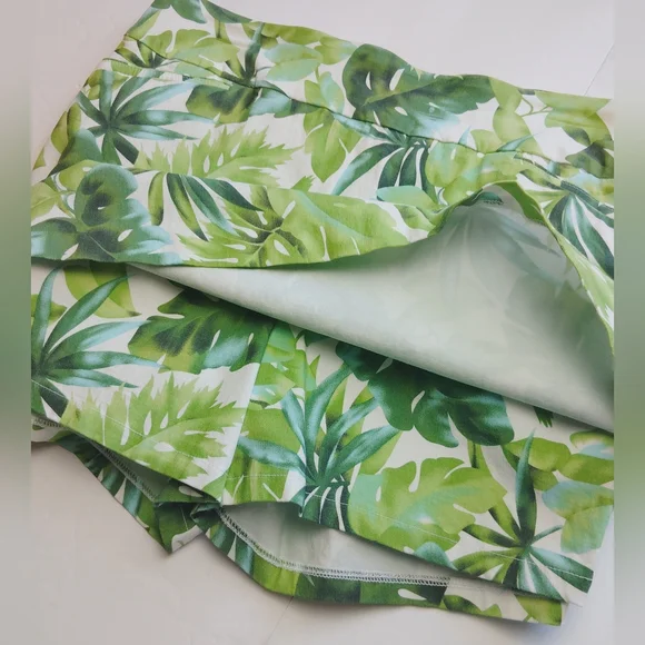 Attyre Women's Skort Tropical Green Leaves ~ Stretch ~ Size 12 - Picture 4 of 9